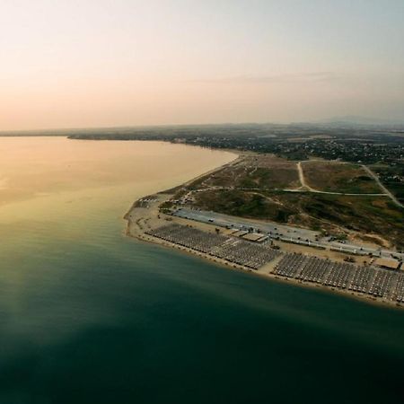 Serene Seafront Villas เนอาอิรากลีอา ภายนอก รูปภาพ